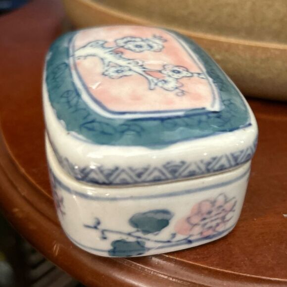 Small porcelain box with Asian floral design 4"wide1.5height - Picture 2 of 8